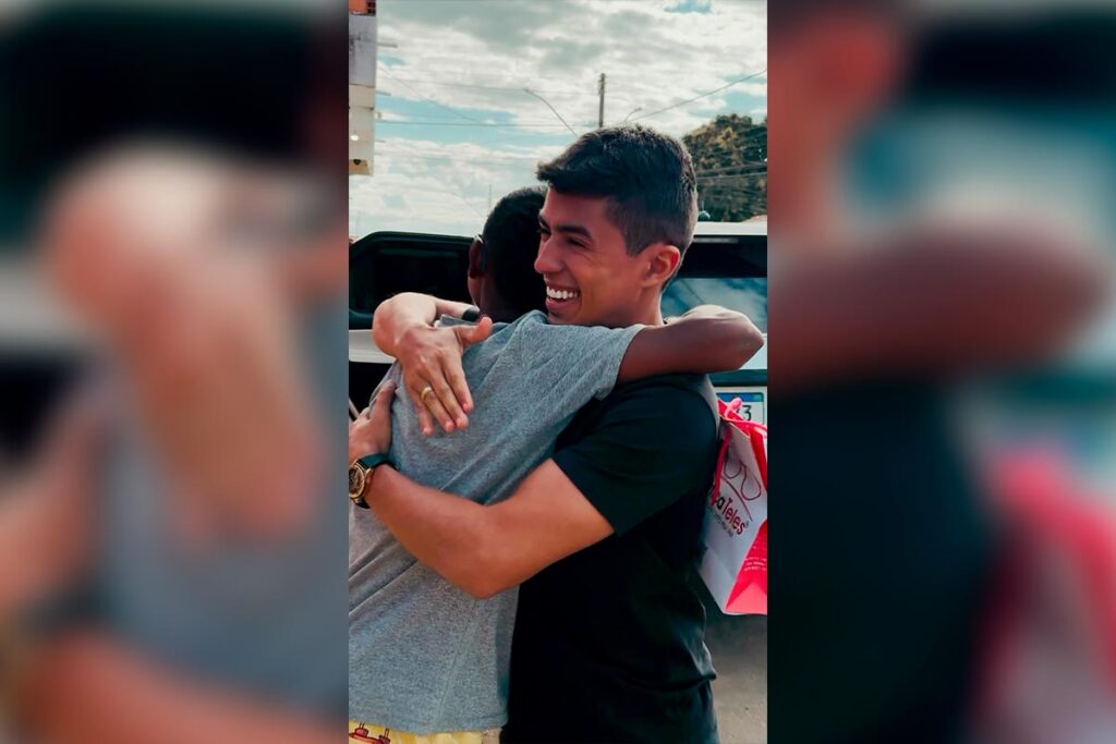 Doação em Salto da Divisa: Kevin recebe novo óculos